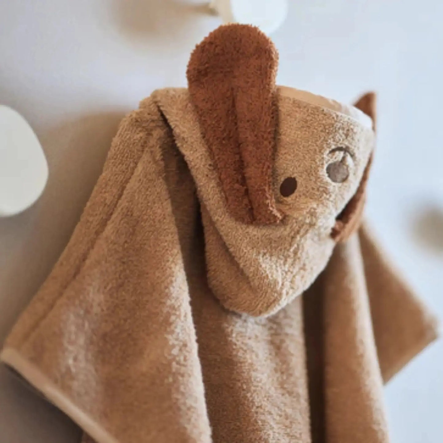 Poncho en éponge / Diego Jollein