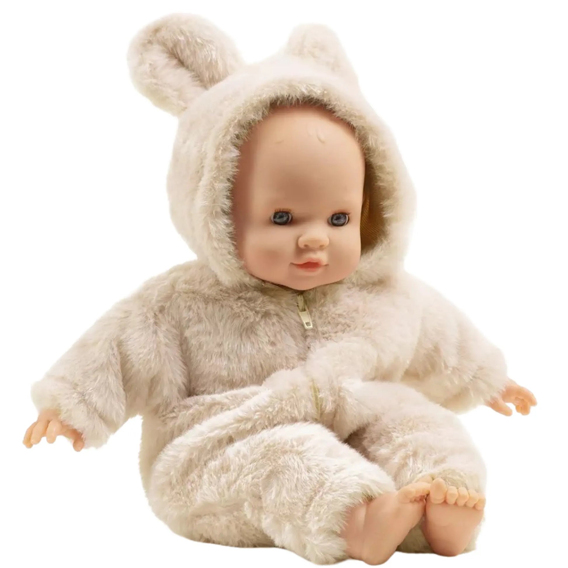 Émilie, poupée corps mou 36cm yeux dormeurs avec combinaison Winnie en fausse fourrure écru Minikane